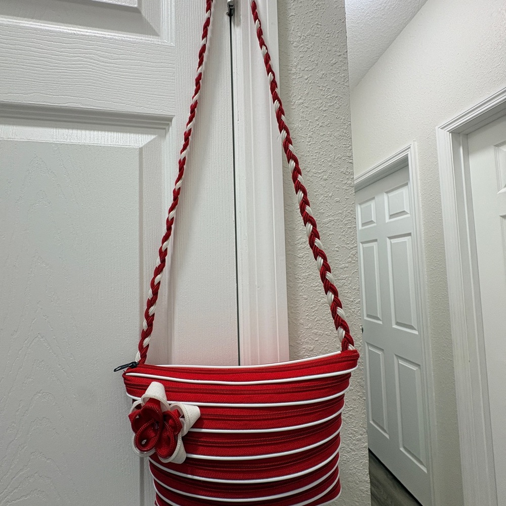 *Red and White Striped Zipper Shoulder Bag